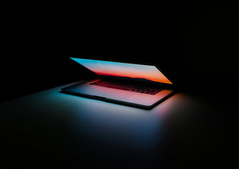 Tela de computador com código de sistema embarcado