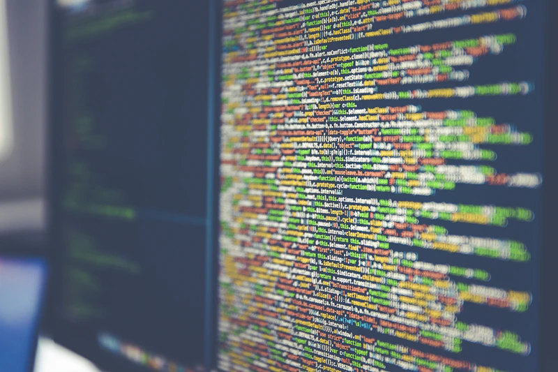 Linhas de código coloridas em monitor